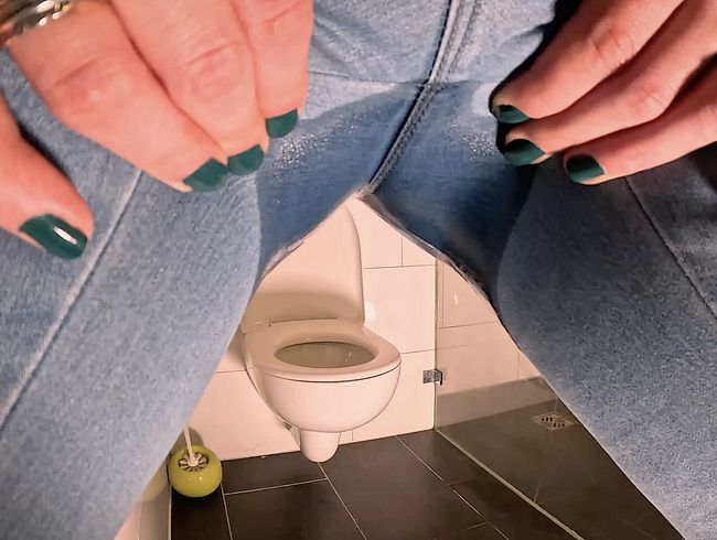 Vor der Toilette in die Jeans gepisst :P Findest du den Anblick eigentlich auch jedesmal so Bizarr, wie ich es empfinde, wenn jemand sich direkt vor der Toilette in die Hose Pisst? :) Ich möchte noch mehr solcher Bizarren Anblicke, weil das heißt, das ich mir noch